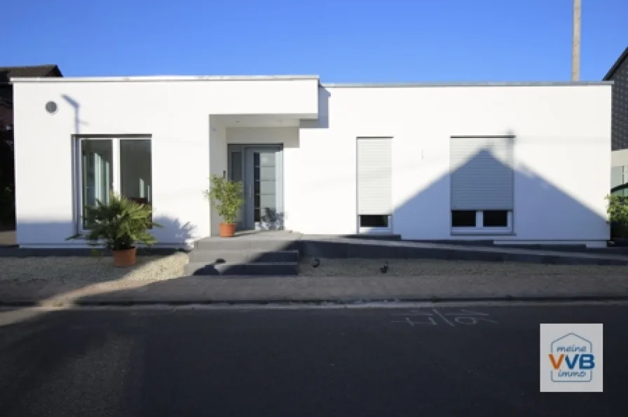 Vorderansicht - Haus kaufen in Saarwellingen / Schwarzenholz - Neubau Bungalow zum Erstbezug von WeberHaus Smarthome bezugsfertig