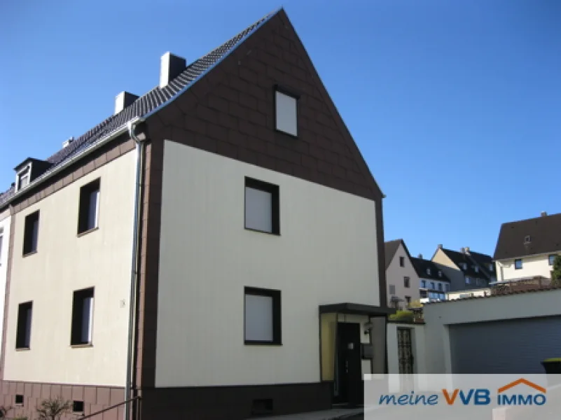 Sraßenansicht - Haus kaufen in Sulzbach/Saar / Neuweiler - Einfamilienhaus mit Garten und Garage in ruhiger bevorzugter Wohnlage von Sulzbach-Neuweiler