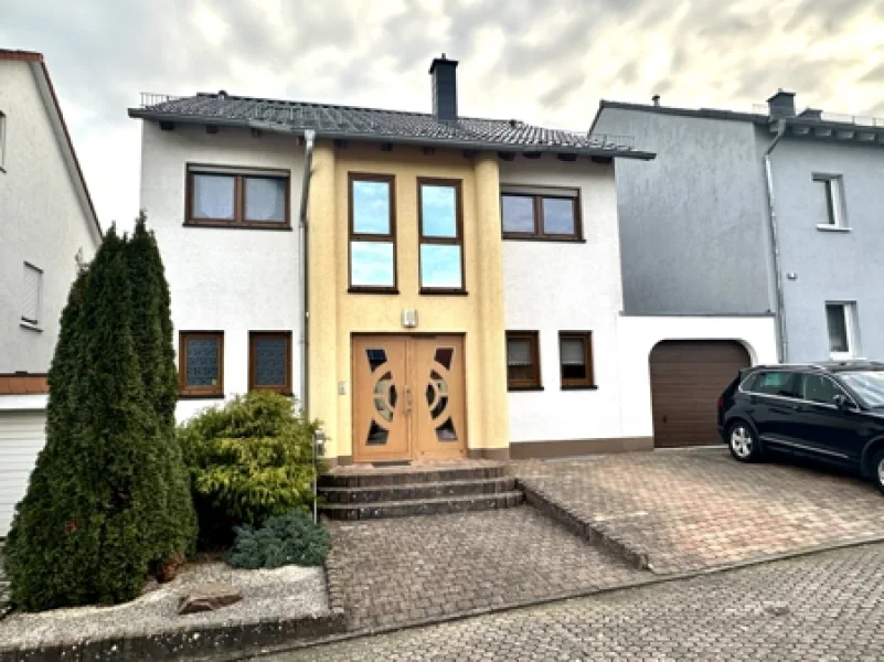 Vorderansicht - Haus kaufen in Püttlingen - Mehrgenerationenhaus 1-3 Wohnungen mit Garten und Garage in Püttlingen