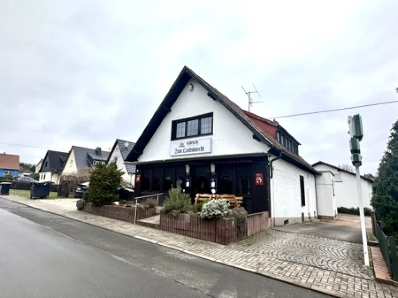 Vorderansicht von rechts - Haus kaufen in Neunkirchen/Saar - Vermietete Gaststätte mit Wohnung in Furpach zu verkaufen