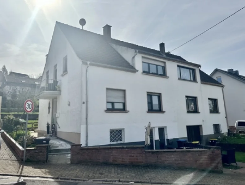 Vorderansicht von links - Haus kaufen in Merzig - 3-Familienhaus mit 140m² WFL und Garten in Merzig