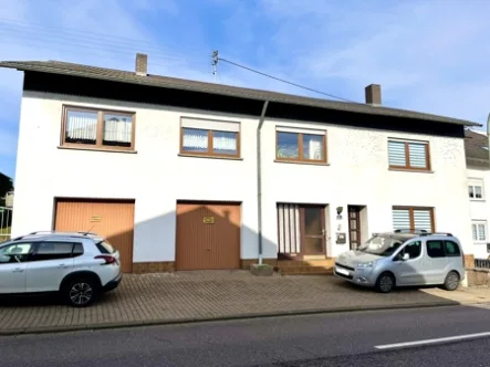 Frontansicht - Haus kaufen in Rehlingen-Siersburg - Großzügiges Zweifamilienhaus mit Garten und zwei Garagen in zentraler Lage von Rehlingen- Siersburg