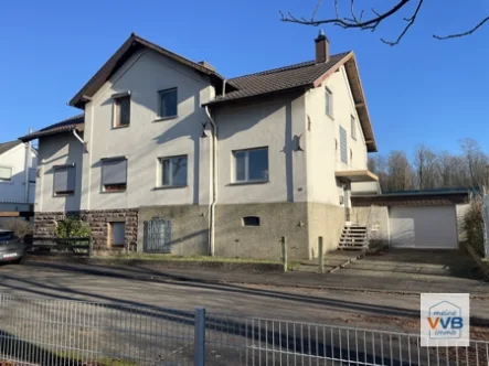 Frontansicht - Haus kaufen in Quierschied / Camphausen - Einfamilienhaus mit Garage und Garten in Fischbach-Camphausen