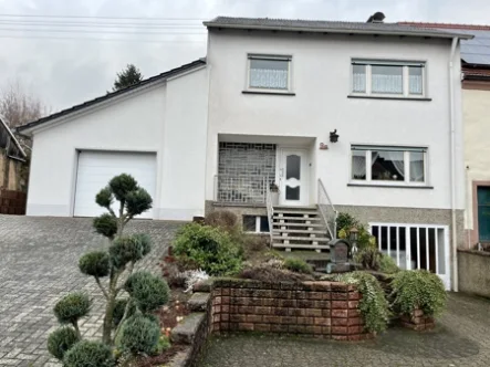 Frontansicht - Haus kaufen in Schmelz - Gepflegtes Einfamilienhaus mit schönem Garten und Doppelgarage in ruhiger Lage von Schmelz
