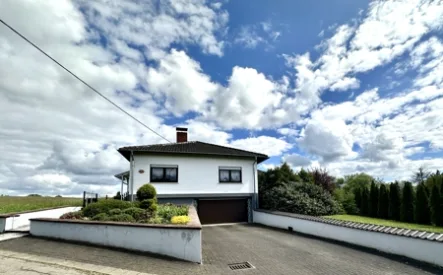 Vorderansicht - Haus kaufen in Rehlingen-Siersburg / Gerlfangen - Freistehender Bungalow mit Einliegerwohnung und tollem Grundstück in bester Lage von Gerlfangen