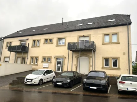 Frontansicht - Wohnung kaufen in Mettlach / Orscholz - Moderne Eigentumswohnung im EG mit schöner Terrasse in zentraler Lage von Mettlach- Orscholz