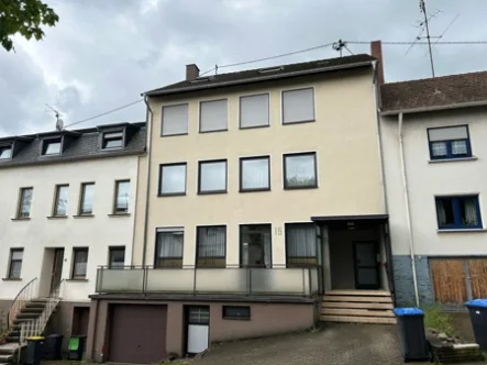 Titelbild - Haus kaufen in Püttlingen - Beidseitig angebautes Mehrfamilienhaus mit großem Grundstück im Herzen von Püttlingen