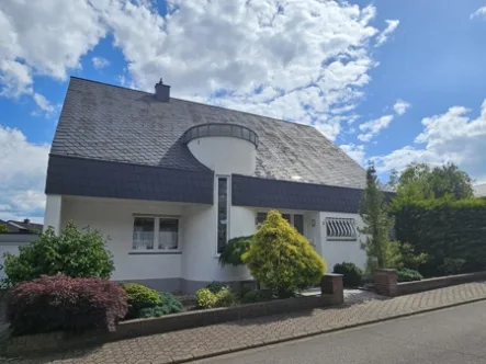 Vorderseite - Haus kaufen in Dillingen - freistehendes Einfamilienhaus in Top-Lage von Dillingen-Pachtener Heide