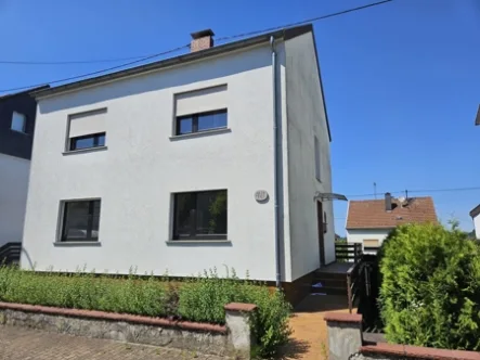 Eingangsseite - Haus kaufen in Völklingen / Wehrden (Saar) - freistehendes 2-Familienhaus/Garage in Völklingen-Oberes Wehrden