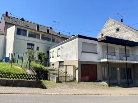 Vorderansicht - Haus kaufen in Beckingen / Düppenweiler - Flexibel nutzbare Immobilie mit großen Garagen in zentraler Lage von Beckingen- Düppenweiler