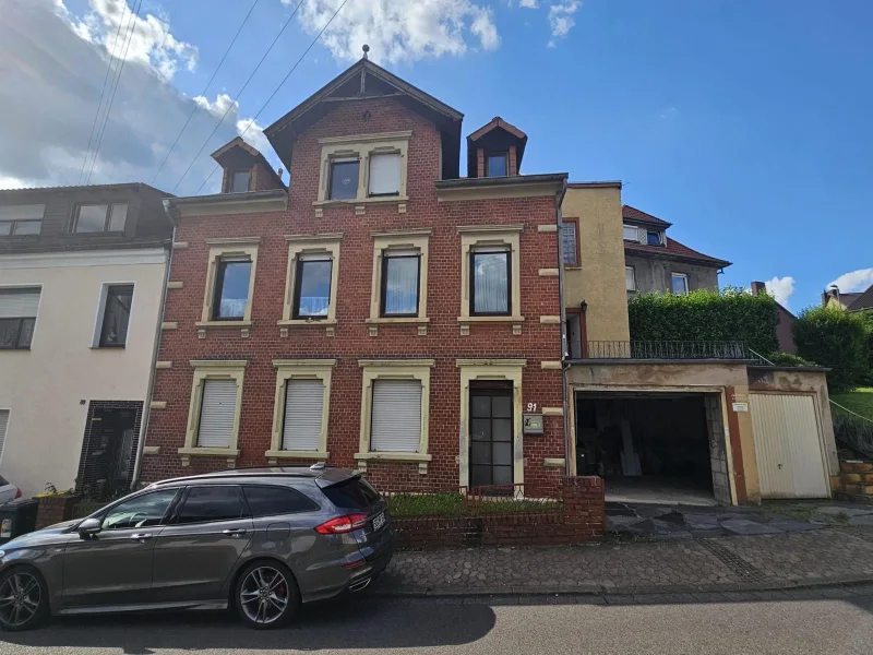 Vorderseite - Haus kaufen in Püttlingen - sanierungsbedürftiges Einfamilienhaus/Garage in Püttlingen-Citylage