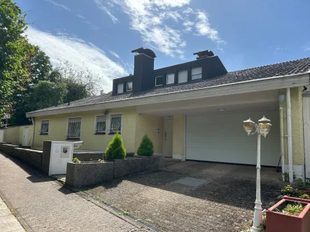 Titelbild - Haus kaufen in Saarbrücken / Bübingen - Villa mit Fernblick und Wellnessoase auf dem Bübinger Berg