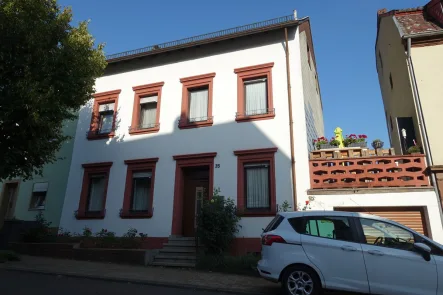 Front - Haus kaufen in Püttlingen - gepflegtes Einfamilienhaus / Garage in ruhiger Lage von Püttlingen-Nähe Zentrum