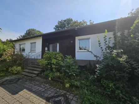 Vorderseite - Haus kaufen in Schmelz / Bettingen - großzügiger Bungalow in ruhiger Top Waldrandlage von Schmelz-Bettingen