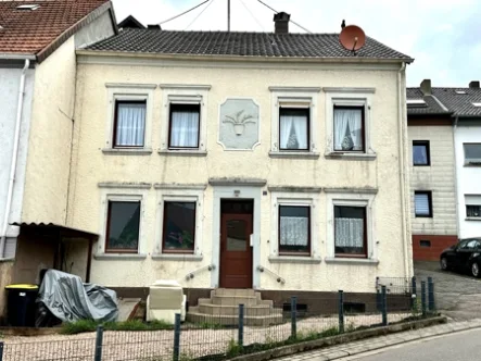 Vorderansicht - Haus kaufen in Nalbach - Zweifamilienhaus ohne Garten in Nalbach zu verkaufen