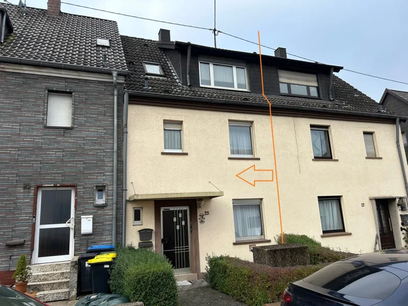 Titelbild - Haus kaufen in Völklingen / Heidstock - Beidseitig angebautes Einfamilienhaus mit Garten in ruhiger/ zentraler Lage auf dem Heidstock