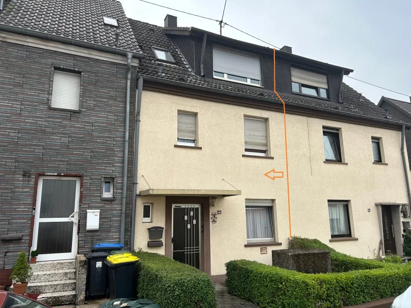 Titelbild - Haus kaufen in Völklingen / Heidstock - Beidseitig angebautes Einfamilienhaus mit Garten in ruhiger/ zentraler Lage auf dem Heidstock