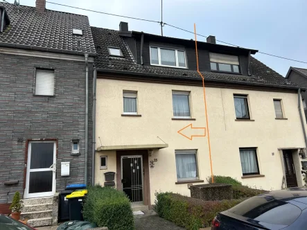 Titelbild - Haus kaufen in Völklingen / Heidstock - Beidseitig angebautes Einfamilienhaus mit Garten in ruhiger/ zentraler Lage auf dem Heidstock