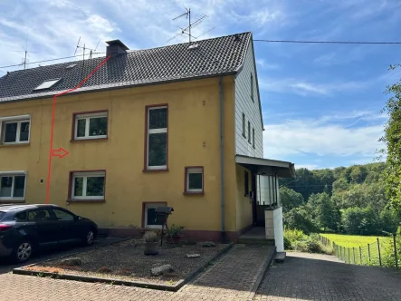  - Haus kaufen in Schwalbach - Einseitig angebautes Einfamilienhaus mit schönem Garten in idyllischer Lage von Schwalbach