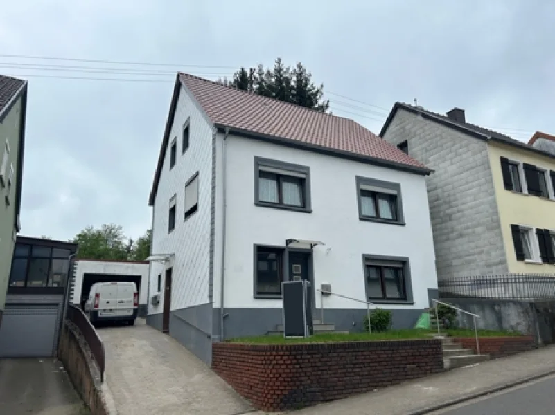 Titelbild - Haus kaufen in Quierschied - Einseitig angebautes Zwei- bis Dreifamilienhaus mit Garten und Garage in Quierschied