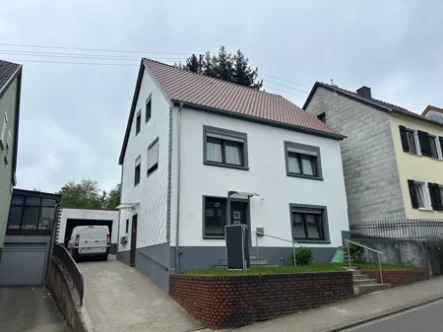 Titelbild - Haus kaufen in Quierschied - Einseitig angebautes Zwei- bis Dreifamilienhaus mit Garten und Garage in Quierschied