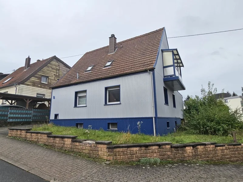 Vorderseite - Haus kaufen in Neunkirchen/Saar - Ein-/Zweifamilienhaus in guter Lage von Neunkirchen-Furpach