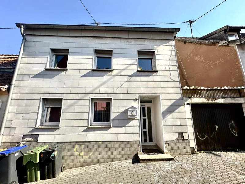 Vorderansicht - Haus kaufen in Saarbrücken / Dudweiler - Vermietetes Einfamilienhaus in SB-Dudweiler mit 175m² Wohnfläche u. kleinem Garten