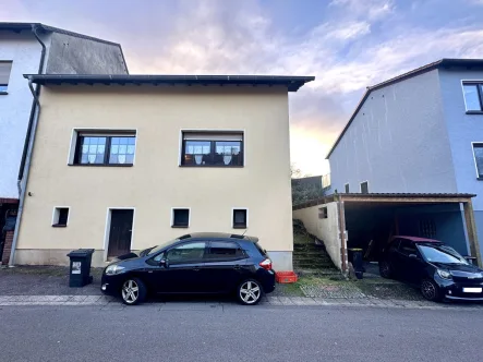 Vorderansicht - Haus kaufen in Püttlingen / Köllerbach - Einfamilienhaus mit Garten und Carport in Köllerbach