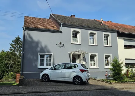 Straßenseite - Haus kaufen in Tholey / Neipel - Saniertes Einfamilienhaus / Garage in Tholey-Neipel