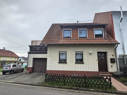 Front - Haus kaufen in Schmelz - renoviertes Einfamilienhaus / Garage in ruhiger Lage von Schmelz