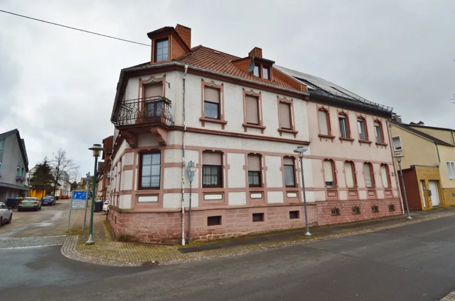  - Haus kaufen in Spiesen-Elversberg - Vermietetes Mehrfamilienhaus mit historischem Charme