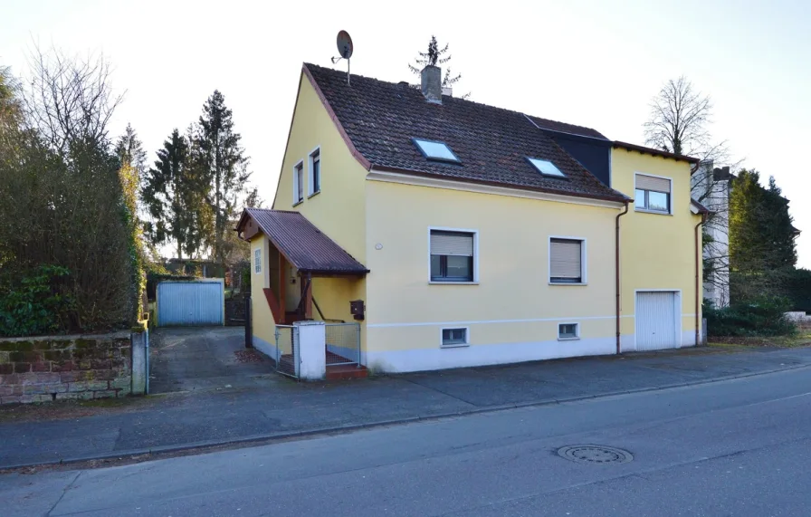  - Haus kaufen in Homburg - Charmantes Zweifamilienhaus mit Potenzial in Homburg