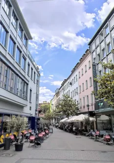 Blick in die Straße - Laden/Einzelhandel mieten in Saarbrücken - Saarbrücken - Ladenlokal in attraktiver verkehrsberuhigter Innenstadtlage, Nähe Bahnhofstraße