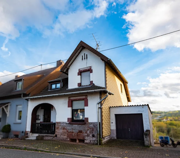 Außenansicht2 - Haus kaufen in Schiffweiler - Einfamilienhaus mit Potenzial in zentraler Lage von Schiffweiler