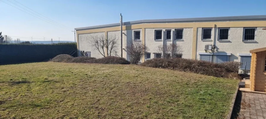 Lagerhalle Vorne - Grundstück kaufen in Riegelsberg - 15.000 m² Grundstück mit Lagerhalle zur Entwicklung mit Wohnbebauung in guter Lage von Riegelsberg