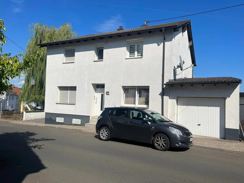 Vorderseite - Haus kaufen in Neunkirchen - Wellesweiler - Kernsaniertes freistehendes 3-FH mit Garage und Garten