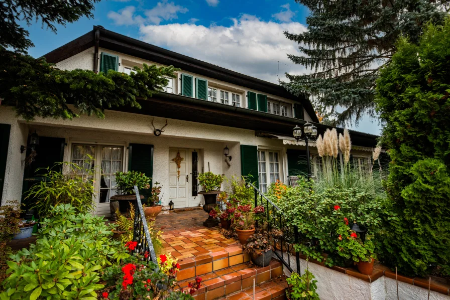 EingangsbereichAußen - Haus kaufen in Neunkirchen - Großzügige Landhausvilla in ruhiger Waldrandlage und schönem Grundstück Neunkirchen-Kohlhof