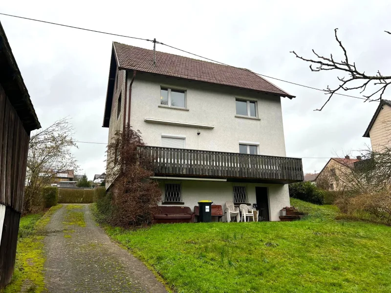 Einfahrt - Haus kaufen in Illingen - Illingen - 2-Familienhaus mit einem rund 1.200 m² Grundstück und weiterem rd. 1.300 m² Baugrundstück