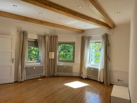 Wohnzimmer - Wohnung mieten in Saarbrücken - Nauwieser Viertel! 4-ZKB Mietwohnung mit 2 Balkonen - auch als WG geeignet