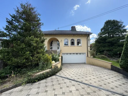 Außenansicht - Haus kaufen in Heusweiler - Gehobene Landhausvilla mit schönem Grundstück in Heusweiler