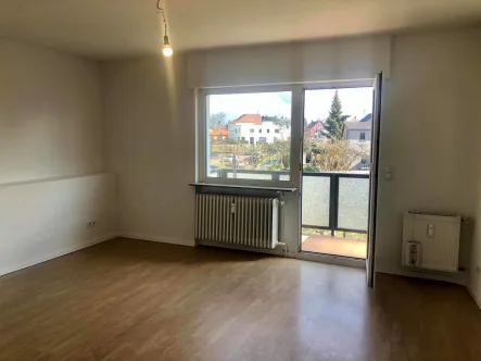 Schlafzimmer mit Ausgang Balkon - Wohnung mieten in Heusweiler - Single-Wohnung mit 2-ZKB in Zentrum von Heusweiler zu vermieten