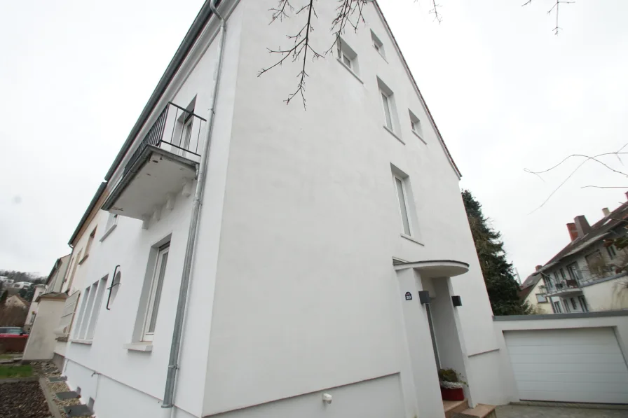 Seitenansicht - Haus kaufen in Saarbrücken - Kernsaniertes 3 Familienhaus in 66123 Saarbrücken zu verkaufen.