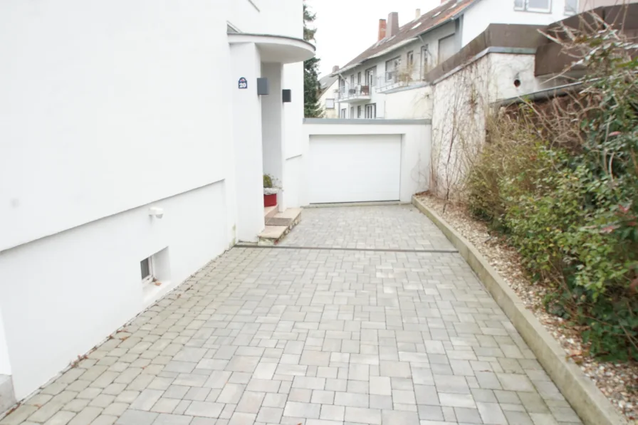 Einfahrt + Garage