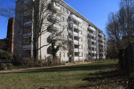 Rückseitige Objektansicht.. - Wohnung kaufen in Berlin-Friedrichshain - Vermietete Eigentumswohnung in zentraler Citylage!