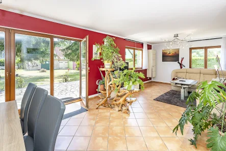 Wohnzimmer - Haus kaufen in Altlandsberg - Gepflegtes Einfamilienhaus mit großem Garten in Altlandsberg