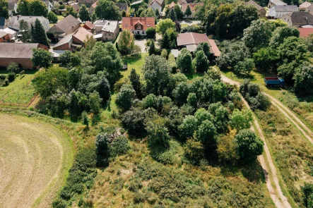 Drohnenaufnahme von der Halle - Grundstück kaufen in Fehrbellin OT Langen - Ca. 6.305 m² großes Grundstück mit Lagerhalle (ca. 250 m²) in Fehrbellin OT Langen