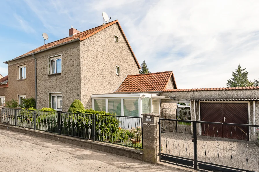 Ansicht Haus/Einfahrt - Haus kaufen in Oranienburg - Ihr neues Zuhause mit ca. 68 m² Wohnfläche, Garage und Gartenteich