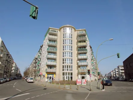 Ansicht Straße - Wohnung kaufen in Berlin-Friedrichshain - Vermietete Wohnung mit TG-Stellplatz in Friedrichshain