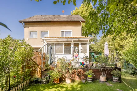 Gartenansicht - Haus kaufen in Berlin-Zehlendorf - Familienfreundliches Wohnen in traumhafter Lage:Charmante Doppelhaushälfte in Zehlendorf