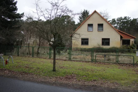 Hausansicht - Haus kaufen in Dolgenbrodt - Idyllisches Einfamilienhaus: großzügiges Grundstück in Seenähe und ländlicher Umgebung